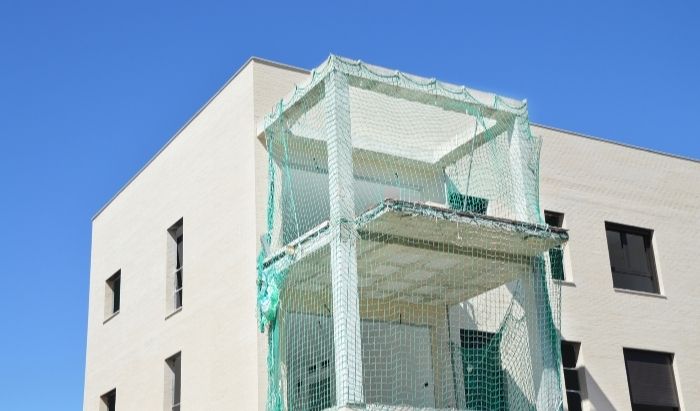 Balkon zakryty siatką ochronną